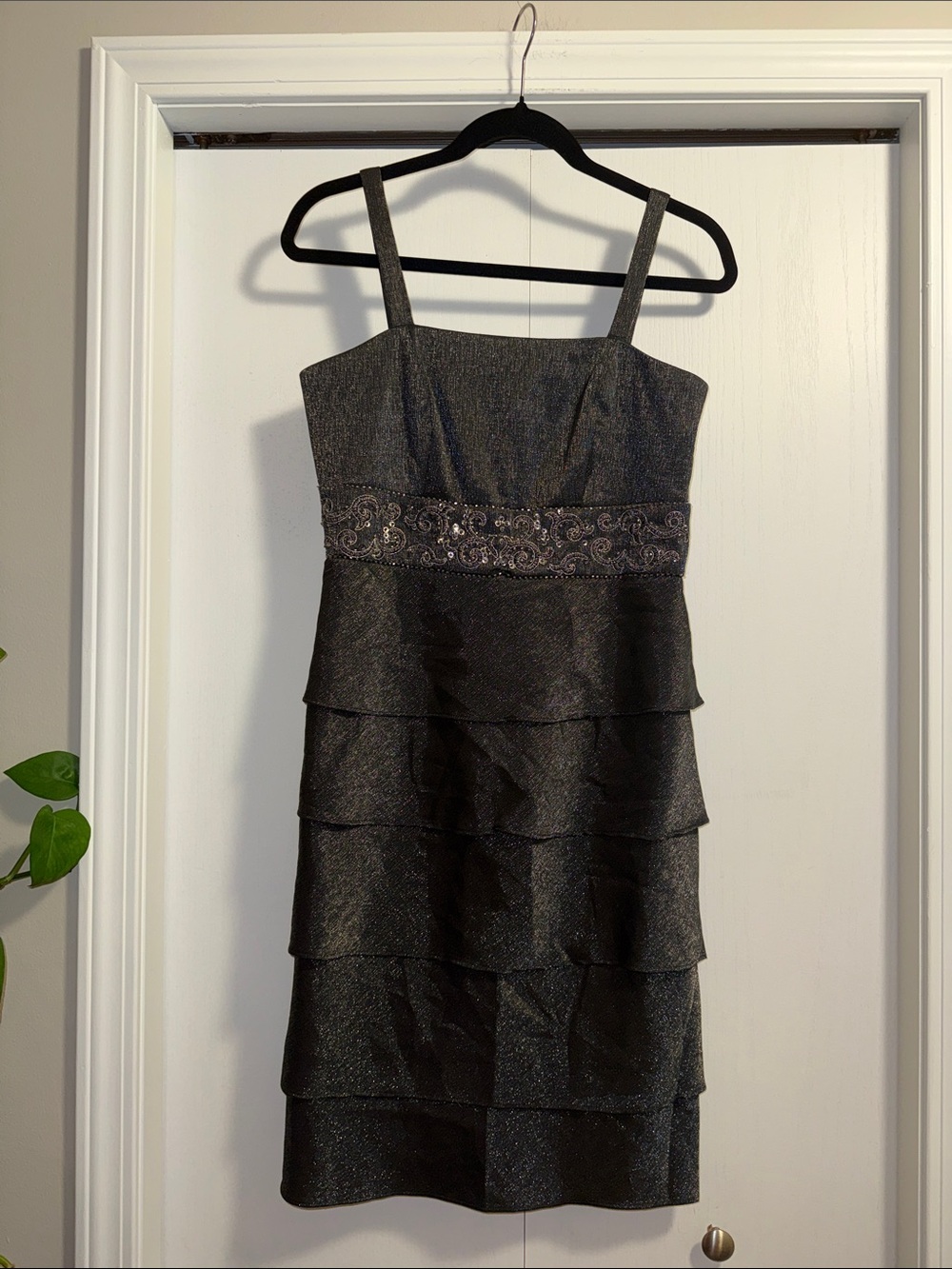 R & M RICHARDS BLACK/GR TIERED MIDI THIN STRAP FORMAL COCKTAIL EVENT DRESS